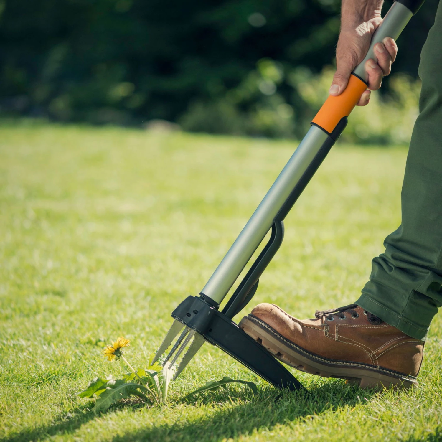 Fiskars SmartFit Teleskop-Unkraut-Stecher, Schwarz/orange, Länge 99-119 Cm 3 Fiskars SmartFit Teleskop-Unkraut-Stecher, Schwarz/orange, Länge 99-119 Cm